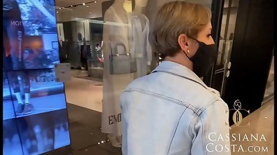 roaming in the mall I met a buddy and guess what? - onlyfans.com/cassianacosta